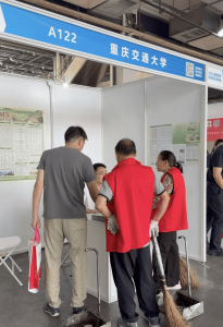 不了解交通大学只记得孙子想读，68岁保洁奶奶在高招会咨询 朴素牵挂感动网友