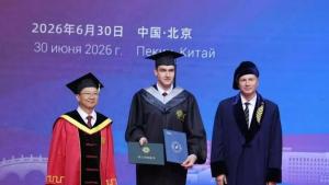 卢卡申科出席儿子北大毕业典礼 十年布局终成正果