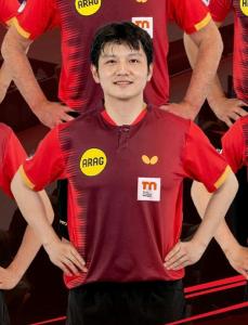 樊振东新定妆照出炉 训练中途被拉去拍照引发热议