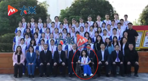 毕业照坐C位的女孩高考586分 75岁陪读奶奶将继续陪孙女上大学