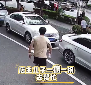 车辆侧翻父子俩徒手砸破车窗救人 还好最后有惊无险