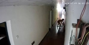 室友电动自行车电池起火致男生全身90%烧伤，刑事民事一审宣判