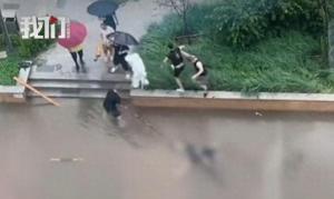 沈阳暴雨一男子倒在积水中 多人施救 紧急送医抢救
