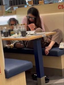 女子带娃在滨寿司餐桌前刮脚指甲 店内消杀一小时处理