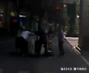 老人驾三轮车侧翻男子主动帮忙抬起 公交司机暖心救援