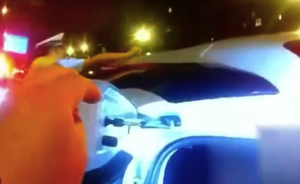 车主分心看导航撞路牙侧翻被困 交警钻入侧翻冒烟汽车救出车主