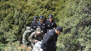四川一客车侧翻至桥下竖立 亲历者讲述惊魂瞬间