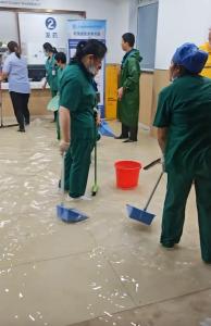 上海暴雨致新华医院一大楼积水 医院启动应急排水
