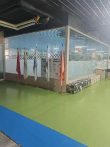 男孩被泳池排水口吸住溺亡 警方已立案 场馆无救生员防护措施缺失