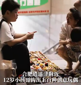 12岁小孩哥钩出上百种创意玩偶 男孩：赚了几千块了，存着给妈妈买东西