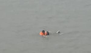 女孩中暑后从大桥坠湖 民警救助 生死时速救援