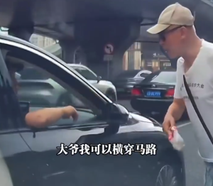 大爷是真不惯着你！副驾乱扔垃圾路边大爷捡起扔回车内