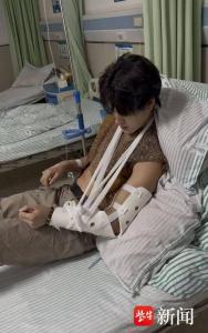 被游客掰断手腕的NPC再发声 治疗费用成难题