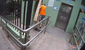 男子大热天被困厕所民警踹门救出 高温下紧急救援