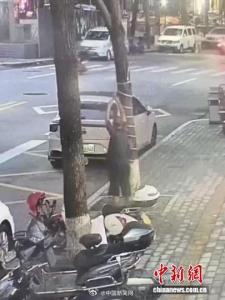 男子偷电缆还把户口本落现场 监控下“电缆搬运秀”被擒