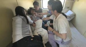 医护夫妻施救突发不适小女孩 列车上的生命守护者