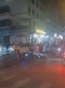 外卖小哥见义勇为撞倒持刀男子 出手前还不忘把外卖放在安全地带