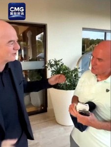 被问为何不辞职，国际足联主席调侃记者的光头