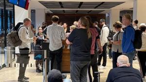 记者亲历英国空管瘫痪 航班大面积延误取消