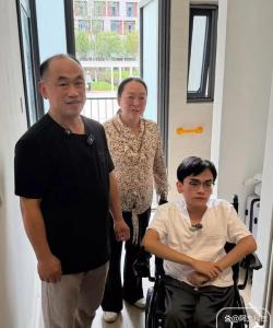 轮椅男孩独立上大学妈妈偷偷跟了一路 全家合力书写坚强篇章