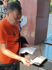 74岁法考 年龄最大考生走进考场 终身学习的典范