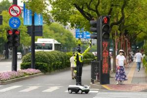 杭州机器人交警中队完成升级 功能显著提升