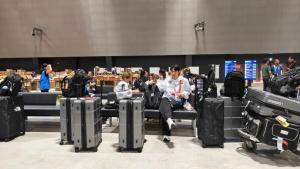 多国运动员被困日本机场:又困又饿 等待数小时无果