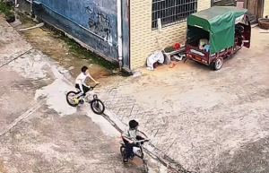 男孩骑车下坡失控撞出围墙 提醒：骑车下坡务必提前减速
