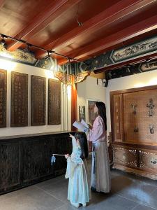 年轻人爱上"沉浸式剧宿" 住进故事里的新体验