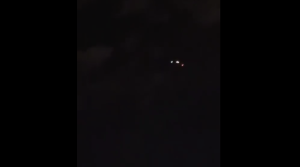 德黑兰夜空现不明飞行物，多段视频流传引发猜测