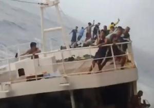 229米散货船撞上49米中国渔船 新加坡海峡繁忙航道事故