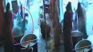 印度女子脸朝下跌入汤锅身亡 节庆活动酿悲剧