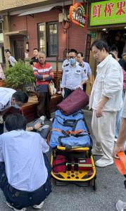 护师上海街头救助倒地男子 职业本能守护生命
