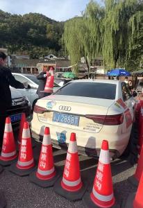 景区称粤J2888T又把游客带错路 网红车引发围观热潮