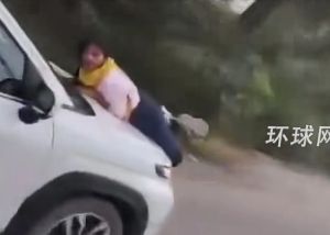 女子撞见丈夫出轨 险被其开车撞死 车内情人共乘
