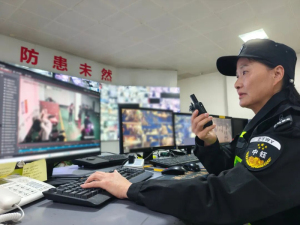 保安5年协助警方抓200多名嫌犯 英勇无畏获表彰