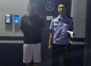 挪车蹭了黑色奔驰被4人围要14800，别慌着扫码，先报警定损，私转高价多半是敲诈