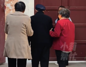 100岁老人被3个儿子抢着养，兄弟仨一替一月，轮到谁家提前晒被铺床