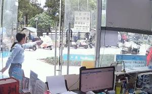 男子趁店主不备拿着iPhone就跑 当面夺走新机引发争议