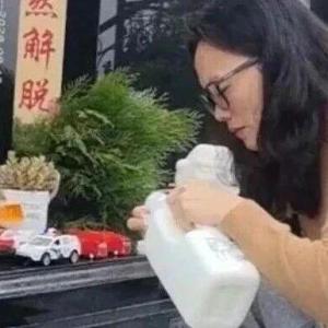 坠亡幼童父亲称13万丧葬费对得起孩子 母亲质疑其冷漠态度
