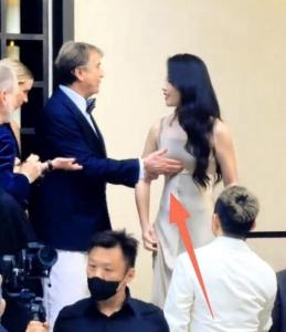 刘涛活动 合影区的微妙互动引发热议