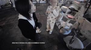 女子买蛋糕给走失男童并报警 善举温暖人心