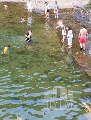 3娃共用1個游泳圈險釀悲劇 三清山平安義警跳河救起6歲男童