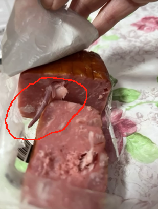 火腿疑似吃出老鼠尾巴生产方发声明排除异物为老鼠尾巴高度疑似为动物