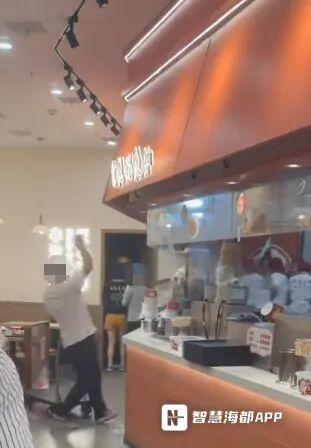 武汉老字号餐饮店遭男子打砸 店内一片狼藉