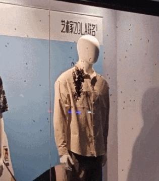 男子忘关车窗车内惊现蜂巢 蜜蜂十分钟快速筑巢