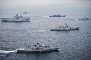 美英法日澳印加七国举行海上联合演习