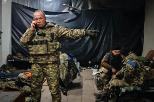“逼宫”总统！国家英雄被斗倒了