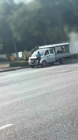 廣西一城管扒車引擎蓋遭拖行