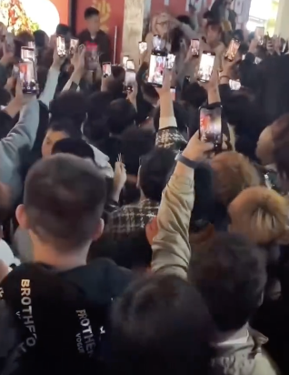 一男女在公众场合实施不雅行为被抓 涉嫌犯罪已被采取强制措施